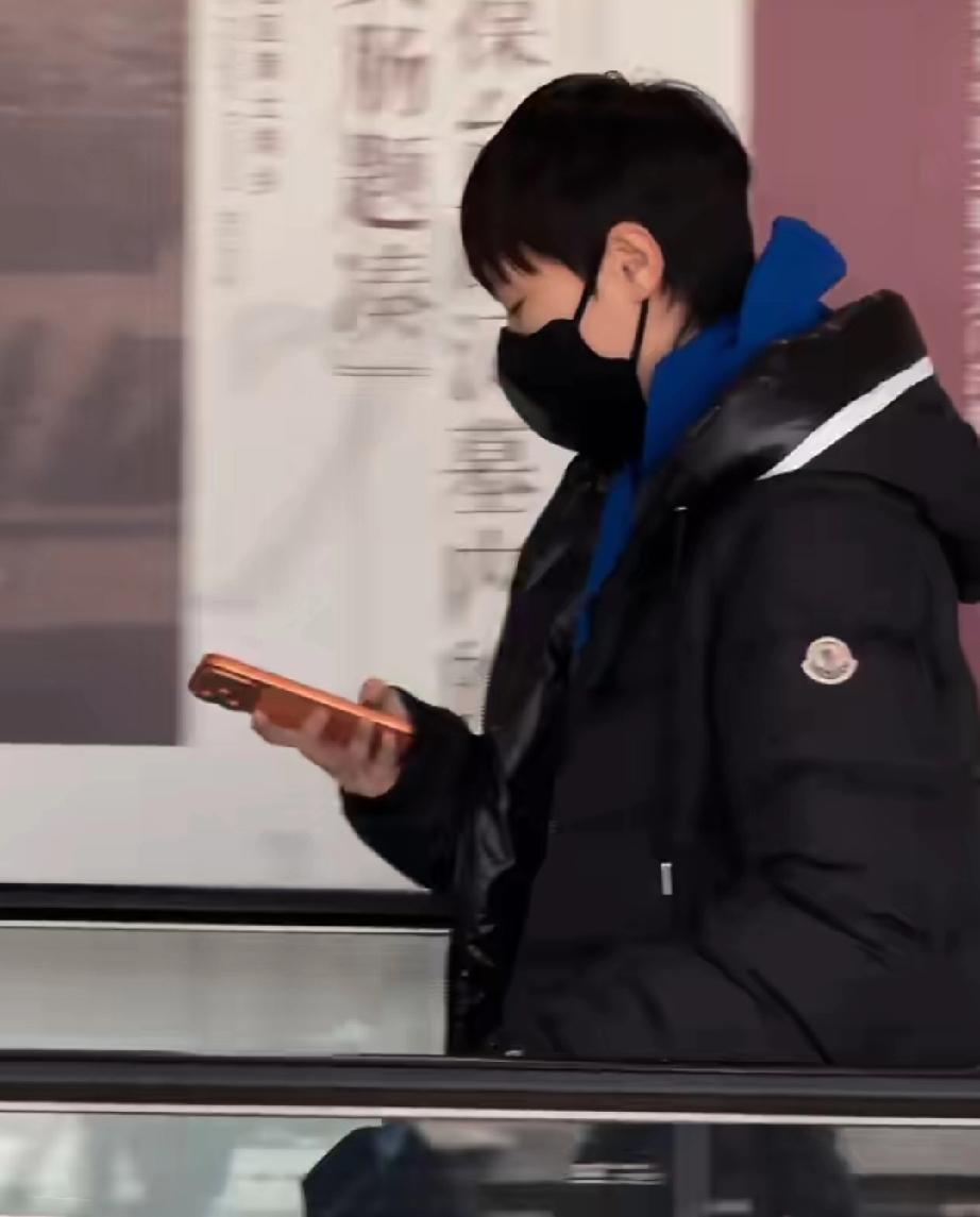 王曼昱到北京了！！这不鳗鱼又把她最喜爱的羽绒服穿上了，北京也降温了，多哈那边