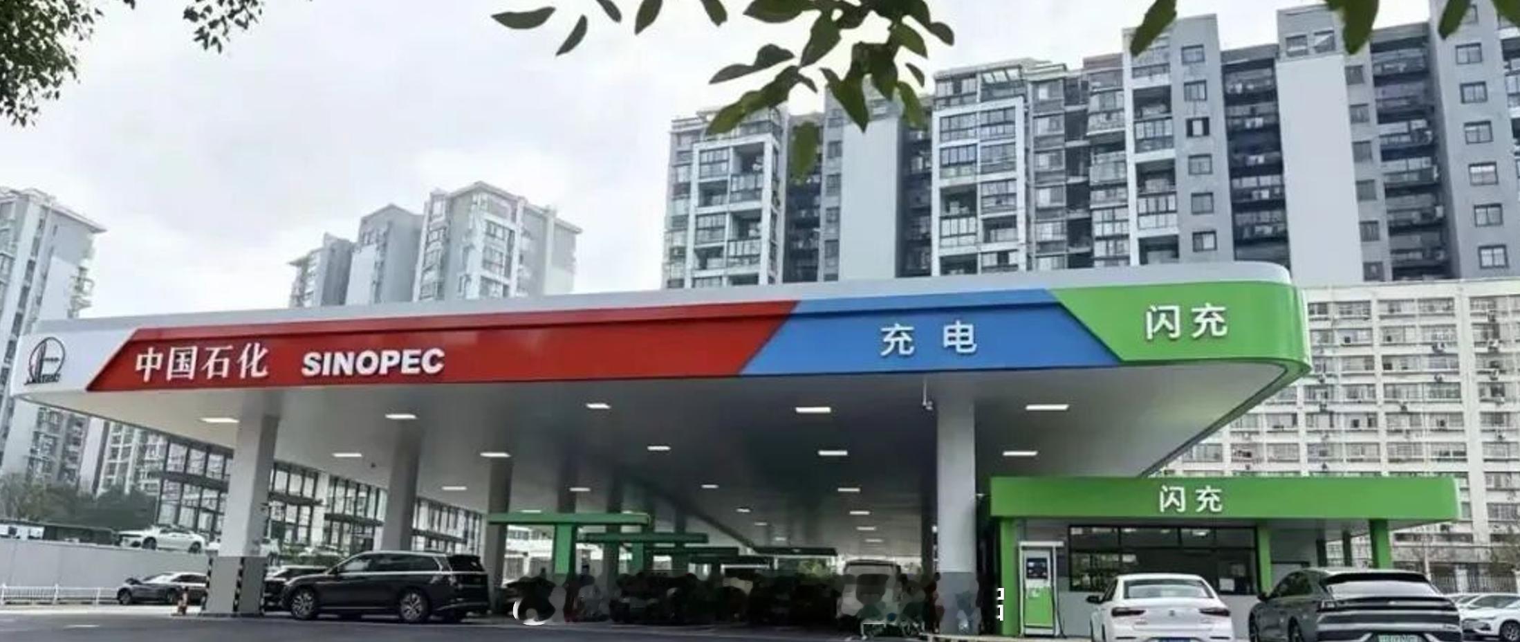 比亚迪与中国石化首座闪充站落成，前脚王传福刚签完合同，后脚中石化就已经能闪充了，