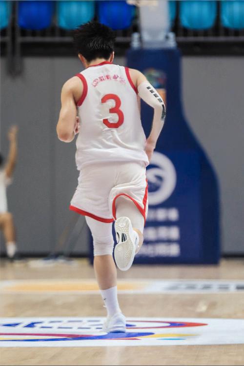 论一个好控卫的重要性，全运会广东U22男篮第一节落后18分，就在球迷都感觉绝望的