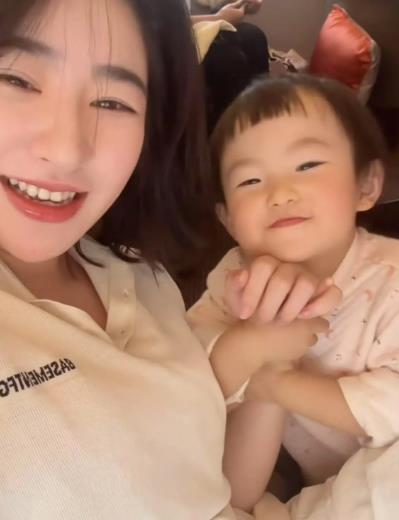 黄一鸣自曝公开孩子父亲的原因黄一鸣谈到公开孩子父亲的原因：1.自己是普通家庭，