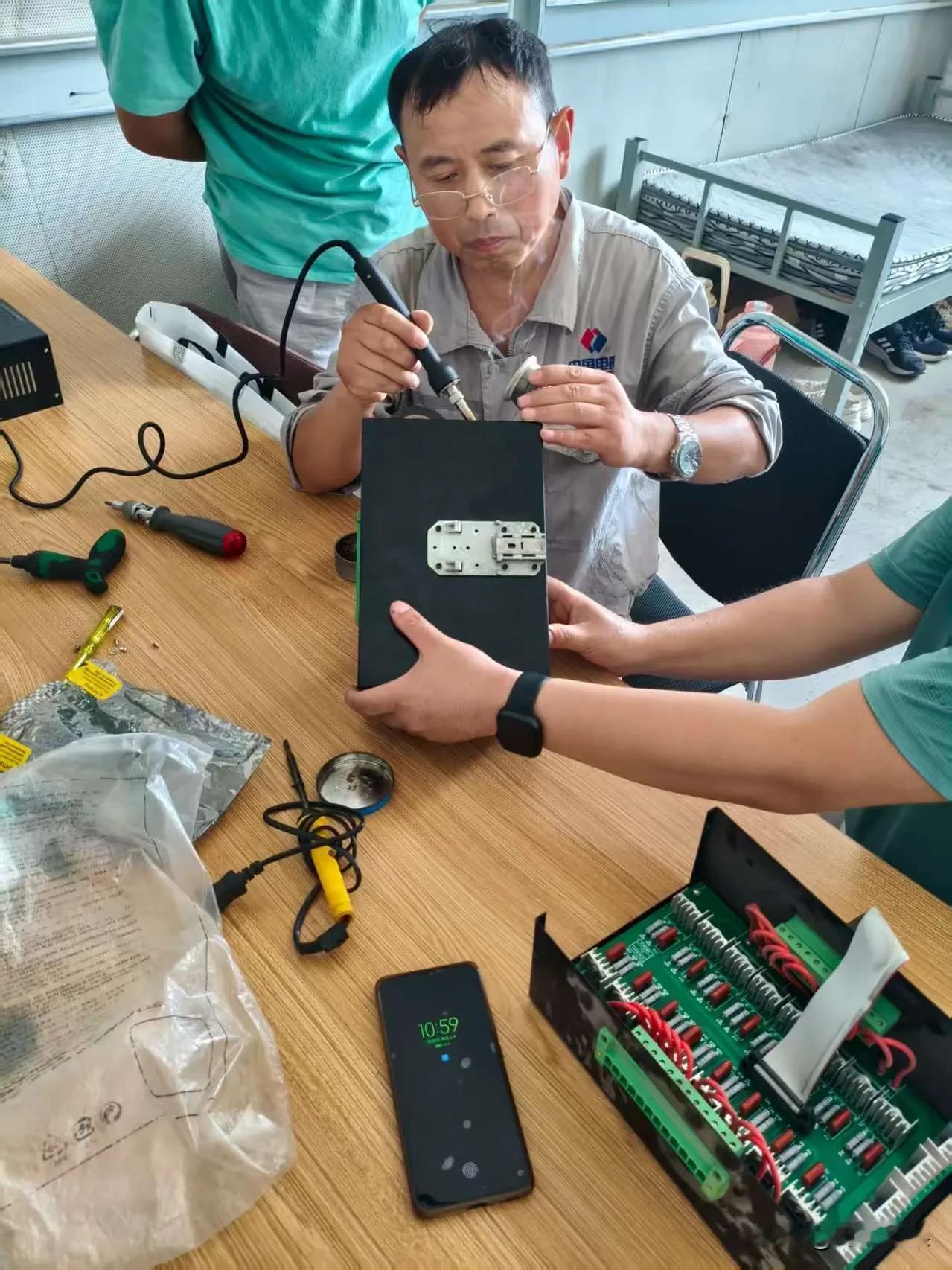 维修电工在干什么呢？日常工作就是这样作为一个在生产一线摸打滚爬30多年的维修