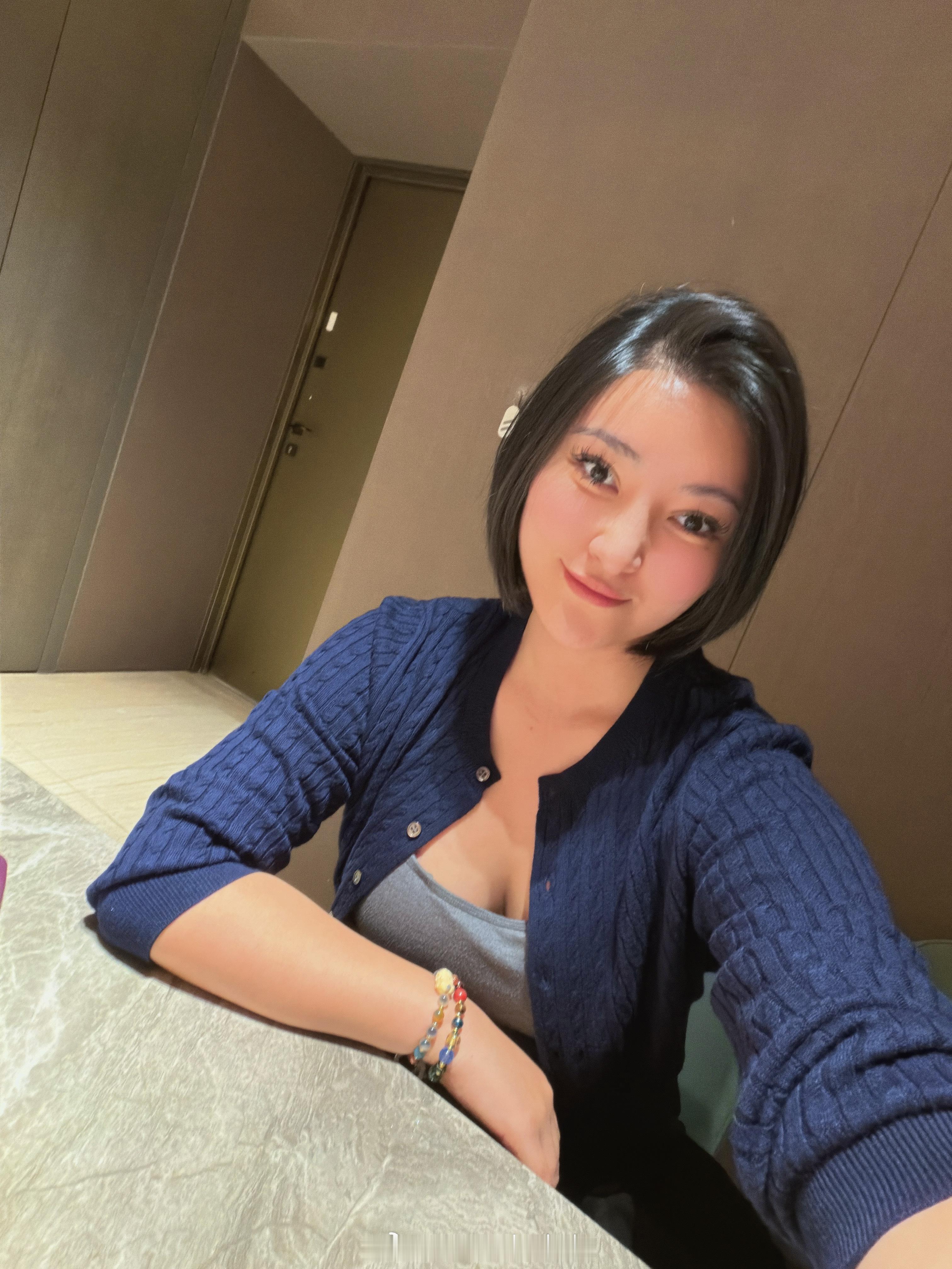 新理发的造型啃个玉米[大笑]​​​