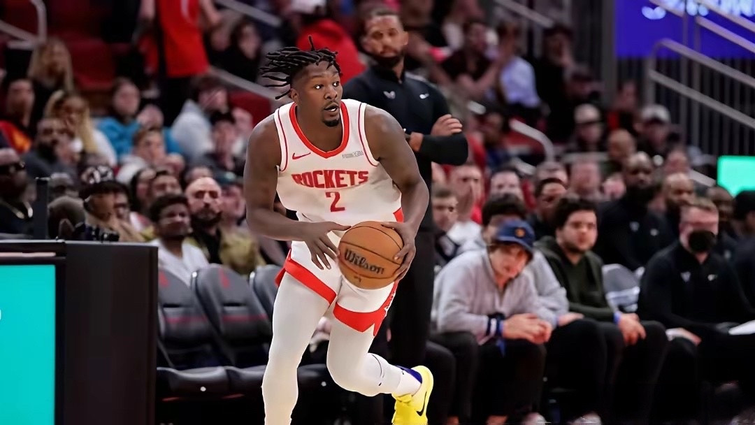 湖人休赛季送走芬尼史密斯，签下拉拉维亚。尴尬的是，芬尼史密斯在火箭表现不佳，拉拉