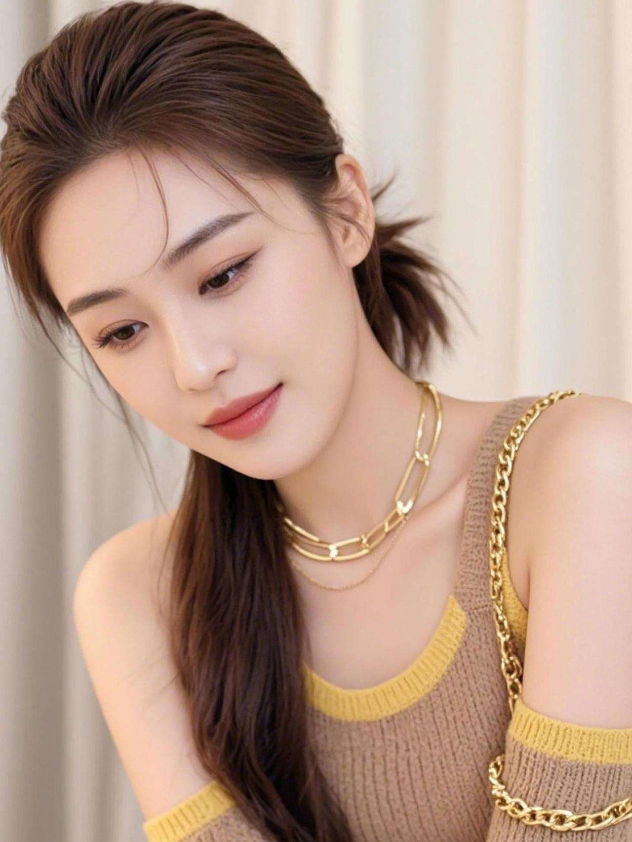 在金色的光影中，优雅与精致交织成一幅静谧的画卷。细腻的纹理与柔和的色调，仿佛在诉