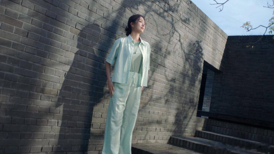 杨采钰亚麻穿搭天花板自带与生俱来的优雅，杨采钰把亚麻穿搭穿出专属韵味，简约版型