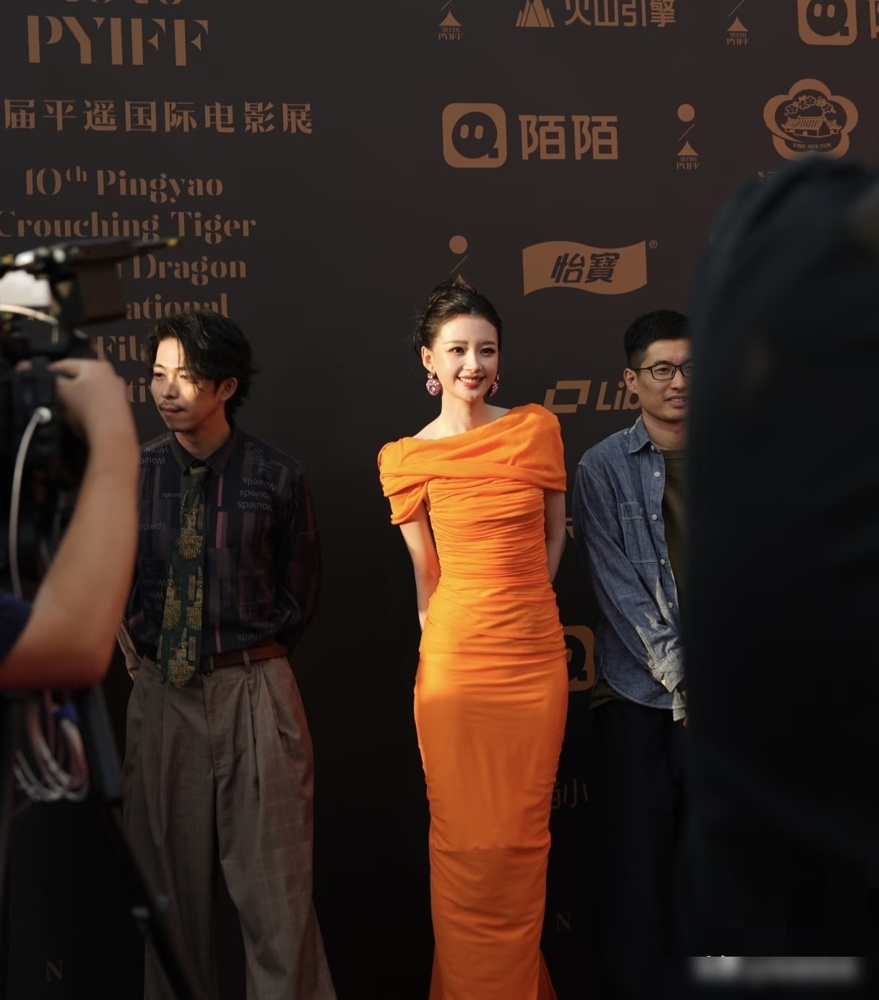 孙怡这身橘色礼服一出来，底下全在问，这真是生过孩子的人？腰细得跟纸片似的，皮肤白到反光。平遥红毯上她