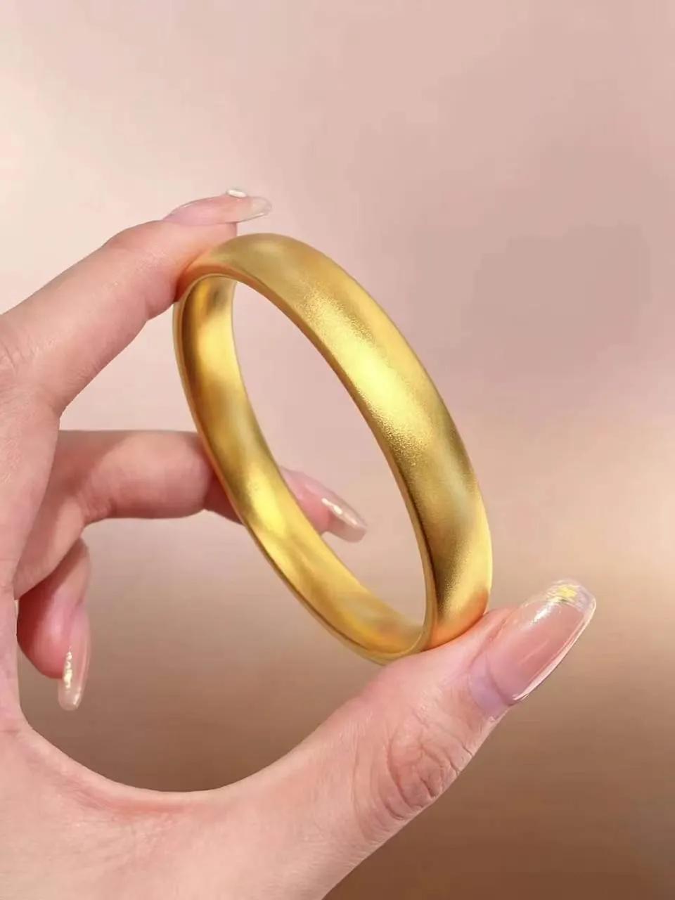 刚刚才发现，实物黄金已经跌失控了。8月5日，我闺蜜买了一只42克的大金手镯