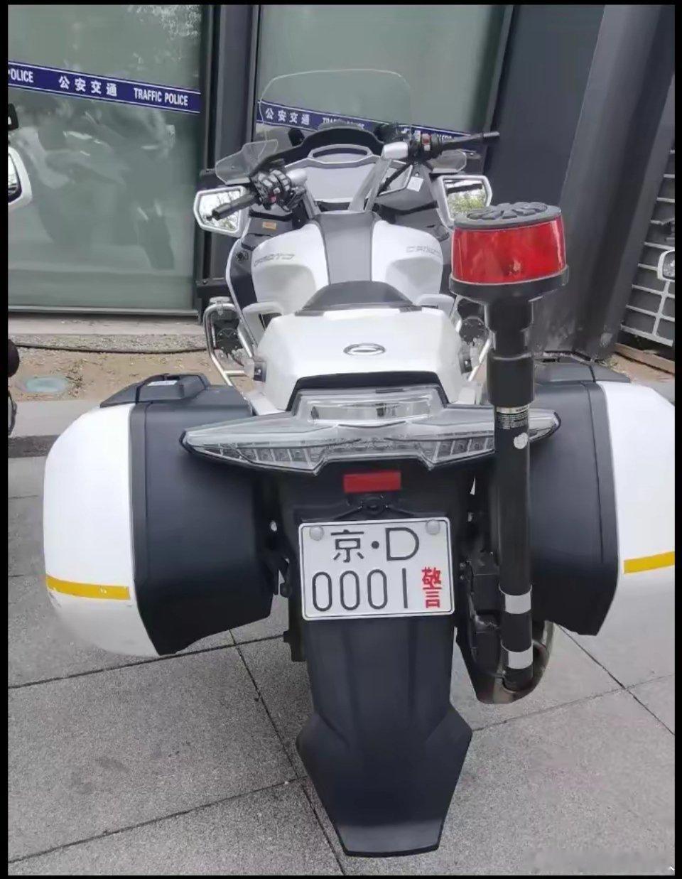 各位车友，来看看下面这张图，是在检查站门口拍到的警用摩托车，就是不知道这是个什么