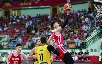 中国男篮携热身赛四连胜即将出征亚洲杯，其实也没什么高兴的，因为前面有女篮之辙。