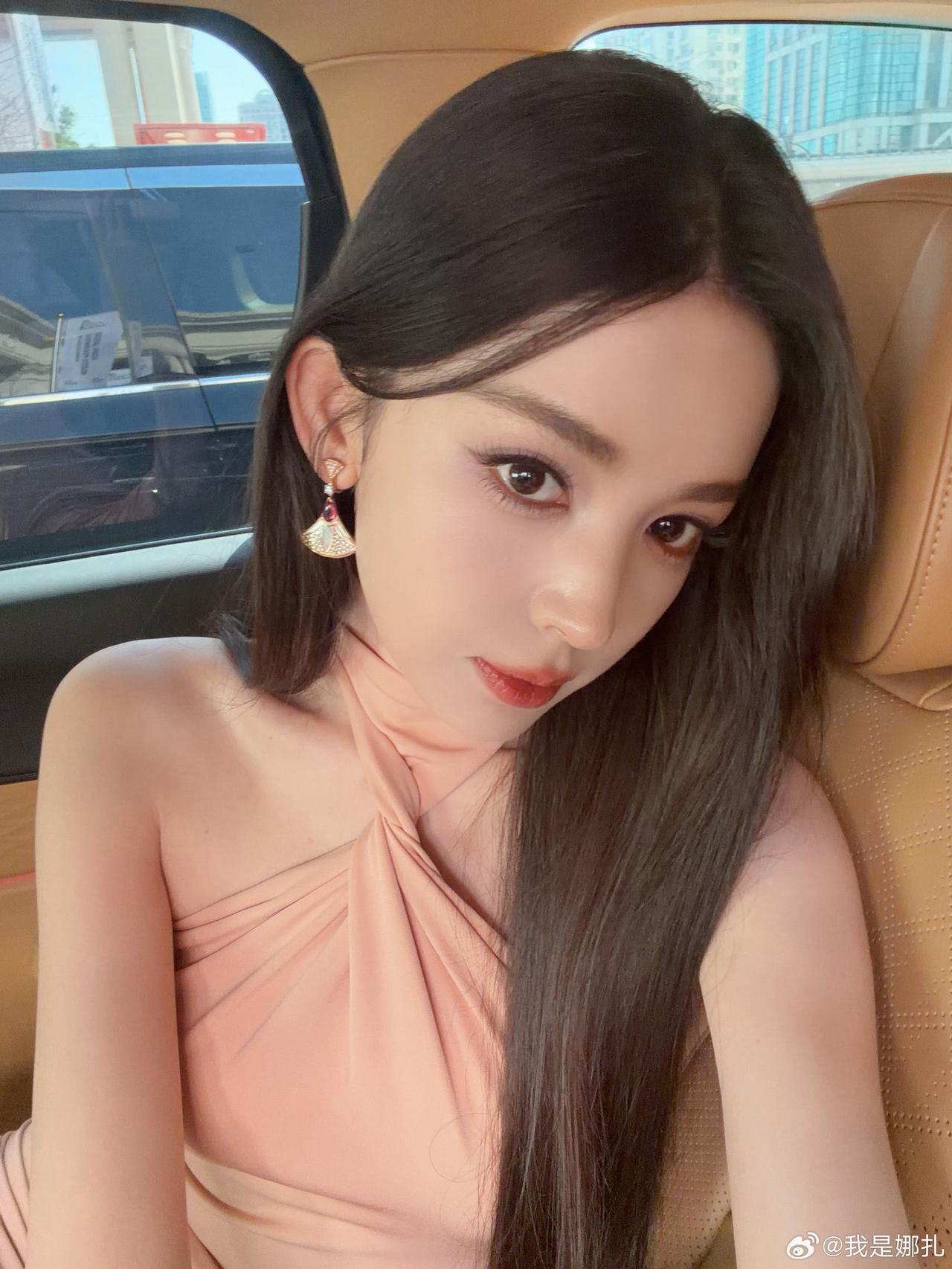 古力娜扎近几日美图频出，那我们就来聊聊她。其实她在同龄演员中确实是“颜值天花