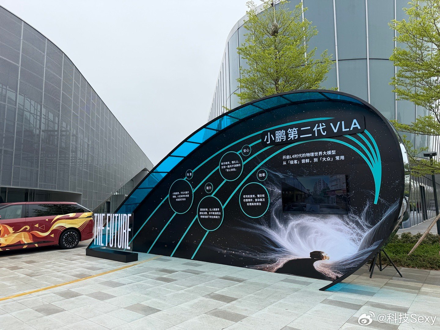 来看看小鹏第二代VLA！从今天开始你们会在广州大街小巷看见亮着智驾小蓝灯的小鹏！