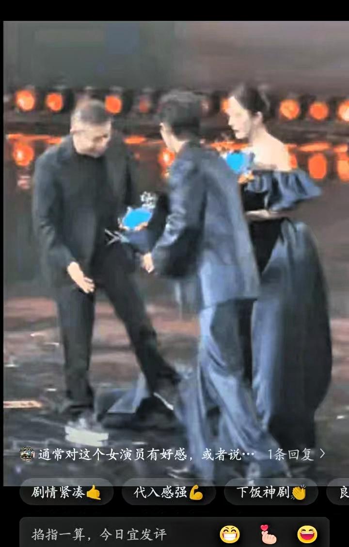注意看，wb老总上台后，杨幂、肖战一开始并没动作，站的笔直没有动，待老总脚踢裙子