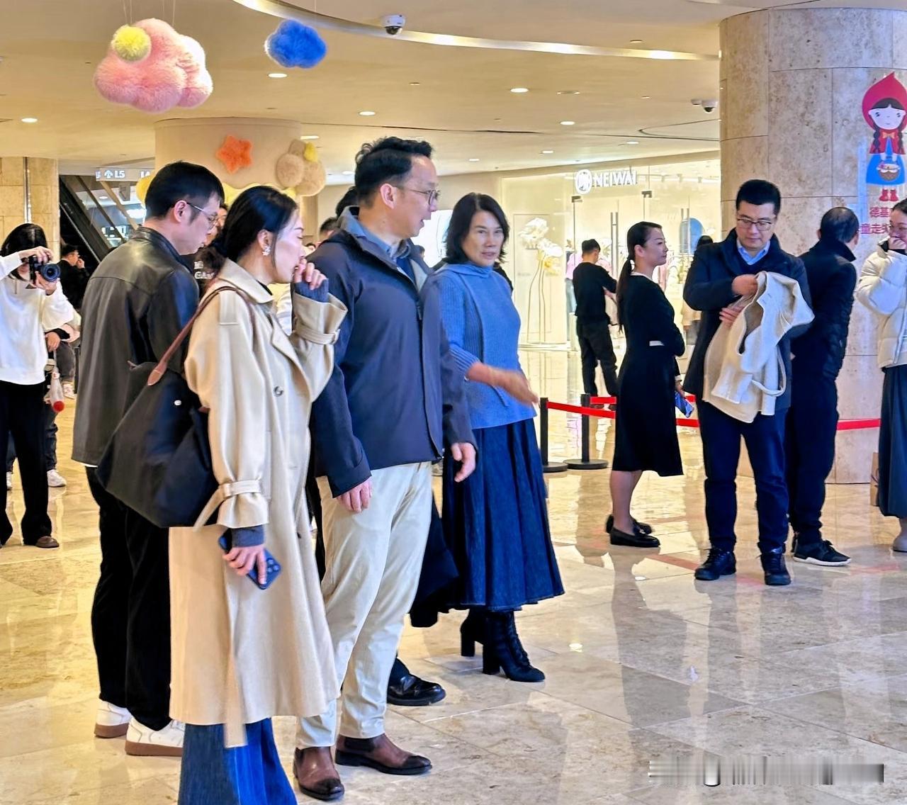 72岁董明珠万万没想到，自己回趟南京老家，在德基广场被网友偶遇，大家关注的不是她