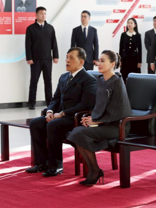 泰国国王夫妇参观航天飞行控制中心，讲解员小姐姐颜值与气质不输苏提达王后！11月1