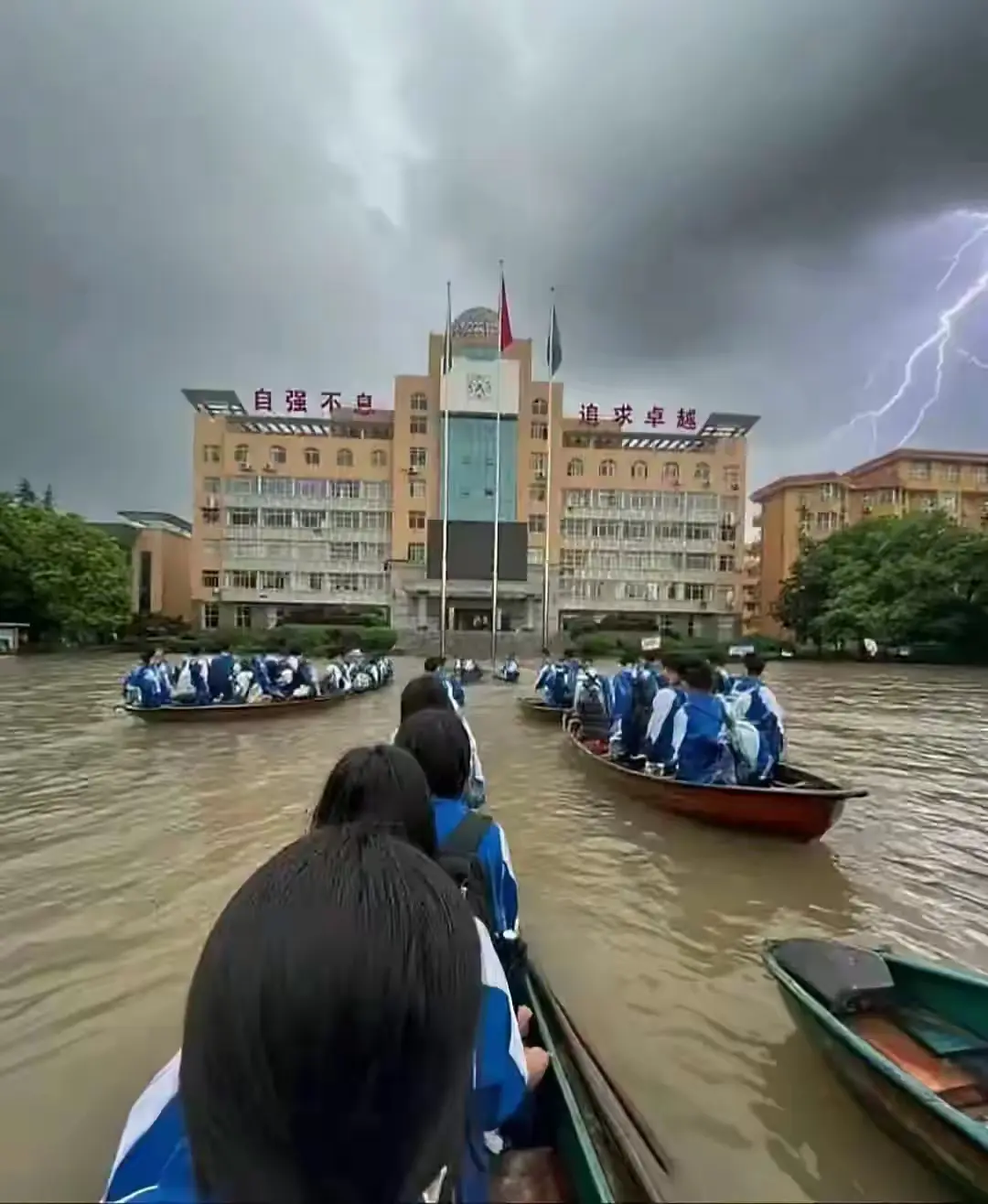 学校就在眼前，同学们冲鸭！