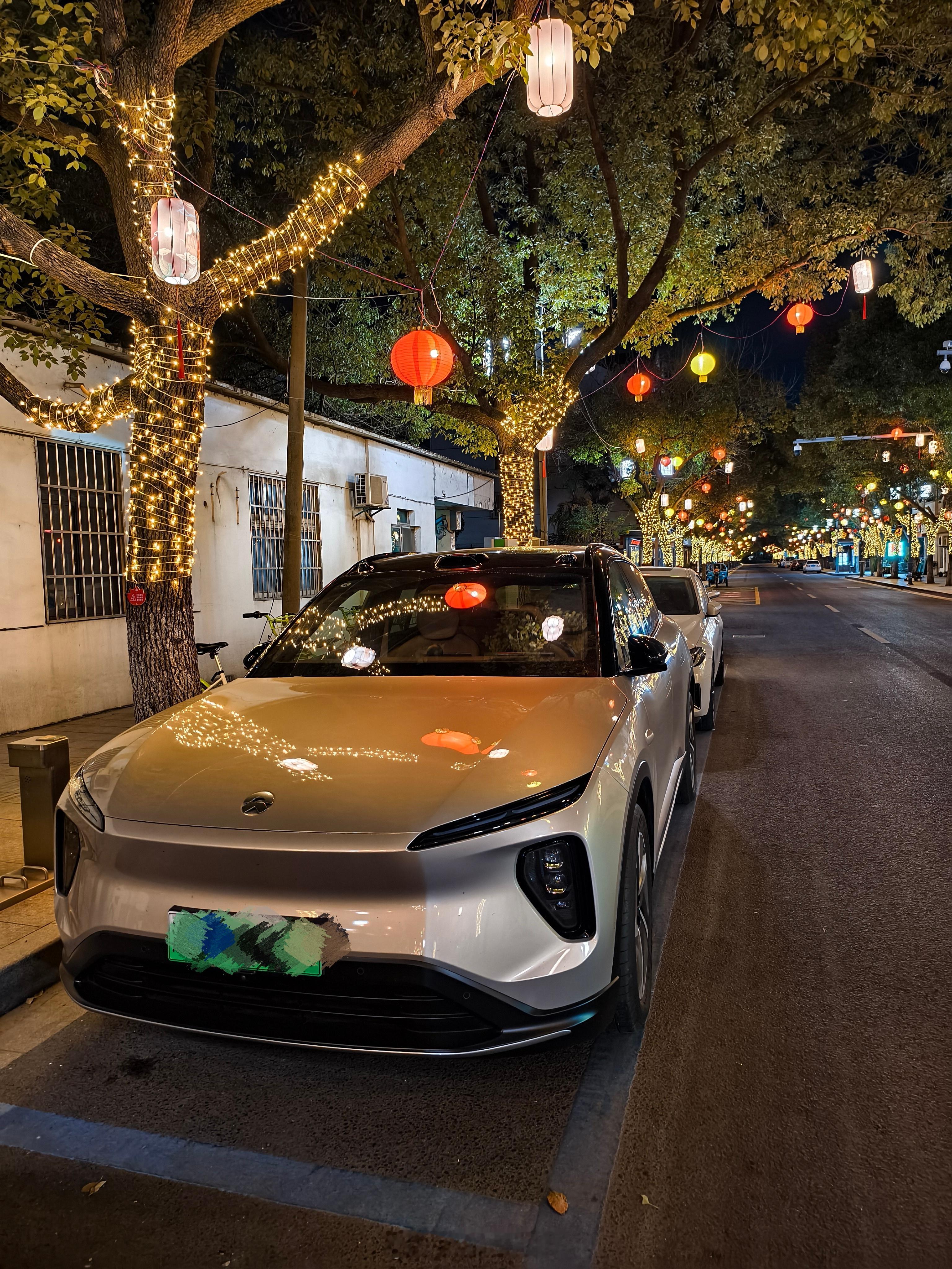 周庄古镇晚上免门票，大家路过中国昆山市的时候可以来逛逛。褪去白日的喧闹，夜色里的