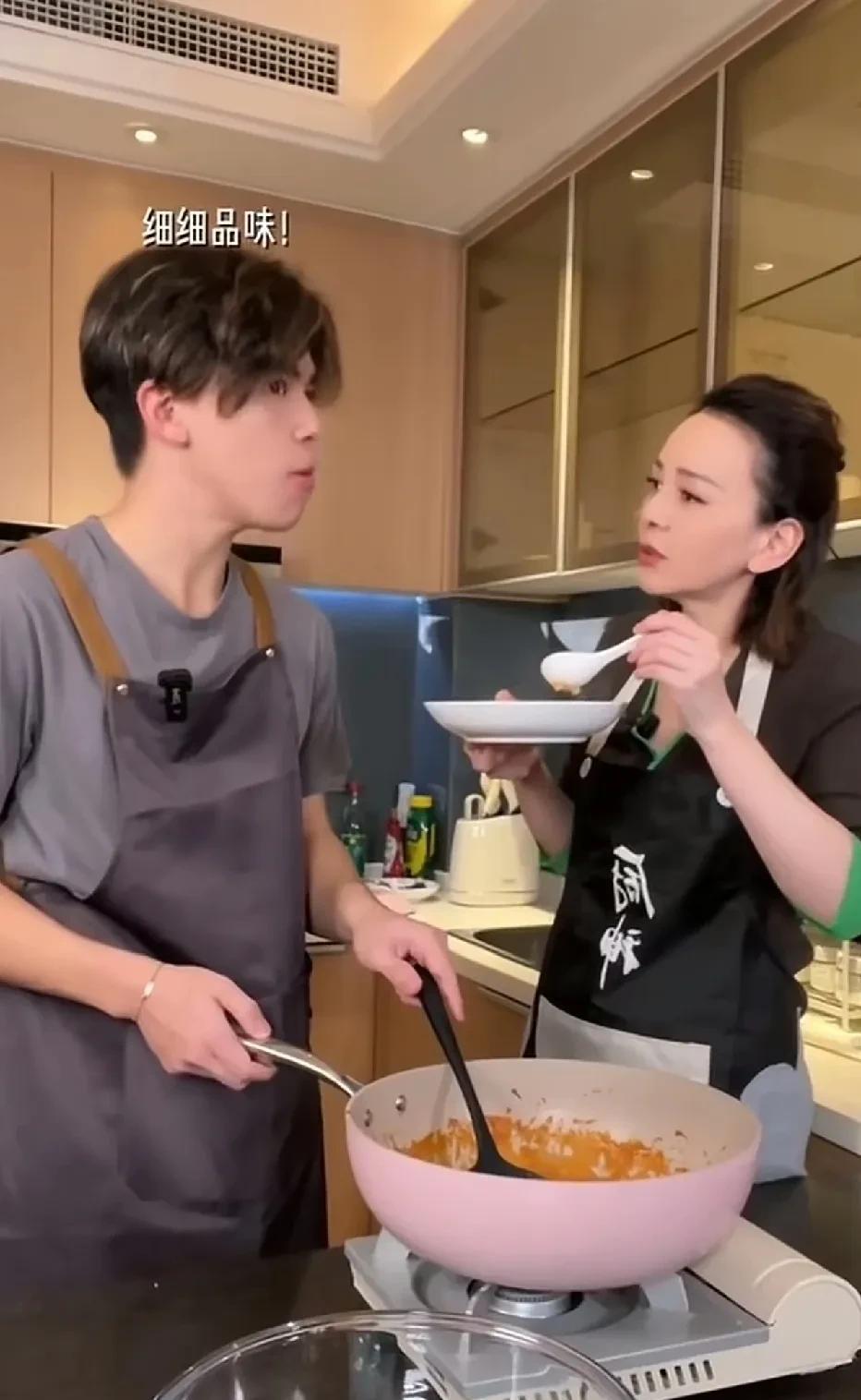 雪姨王琳和她儿子同框了。一直都以为她是单身呢，没想到儿子都这么大了。她儿子长得特