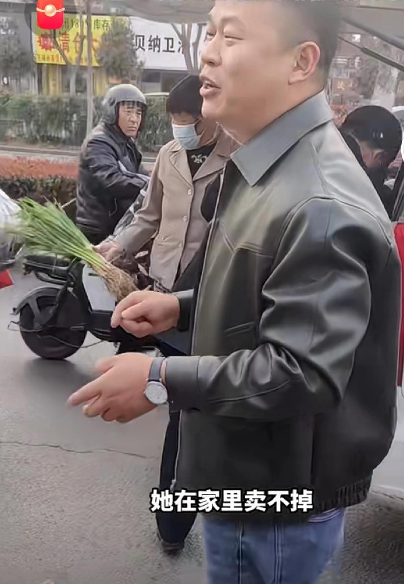 家里满地的蒜苗卖不出去，老娘“愁死了”，儿子帮忙卖蒜苗，拉到街上大喊：这是我老娘