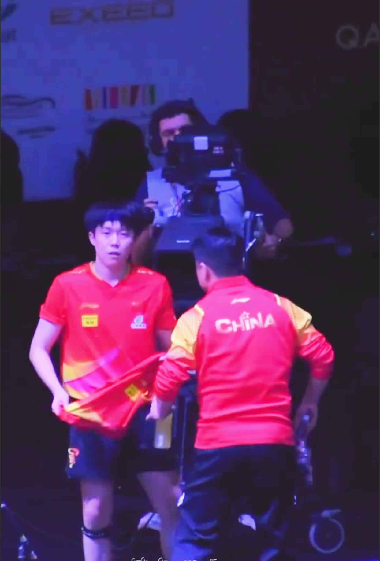 西蒙，你等着！等你钦哥换件衣服再来一决高下！王楚钦和西蒙的这场比赛太霸道了！简