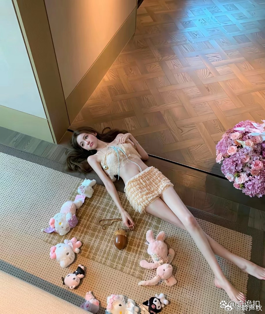 王思聪新女友酒店照，慵懒感拉满。