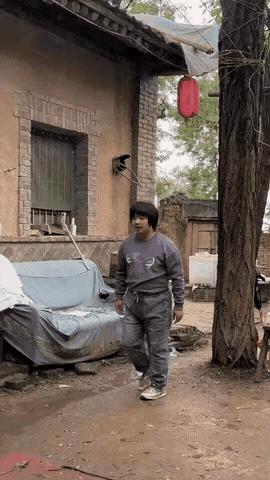 因孩子酷爱运动，没有条件也要创造条件。