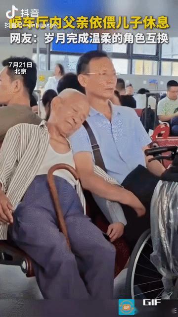 “上新华社了！”北京一侯车厅里，一对父子正在等车，时间一久，年迈的父亲熬不住了，
