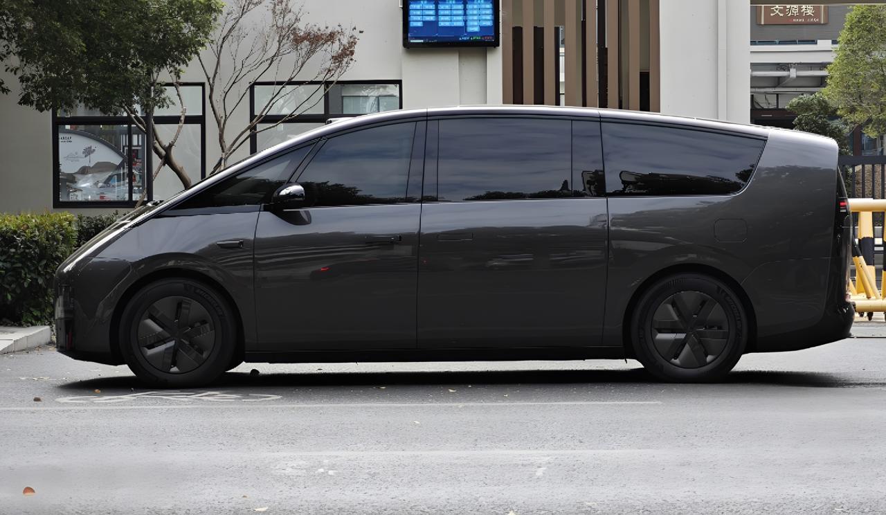 车是真的漂亮，就是价格太贵了，理想MEGA如果便宜20万，32.98万起，绝对卖