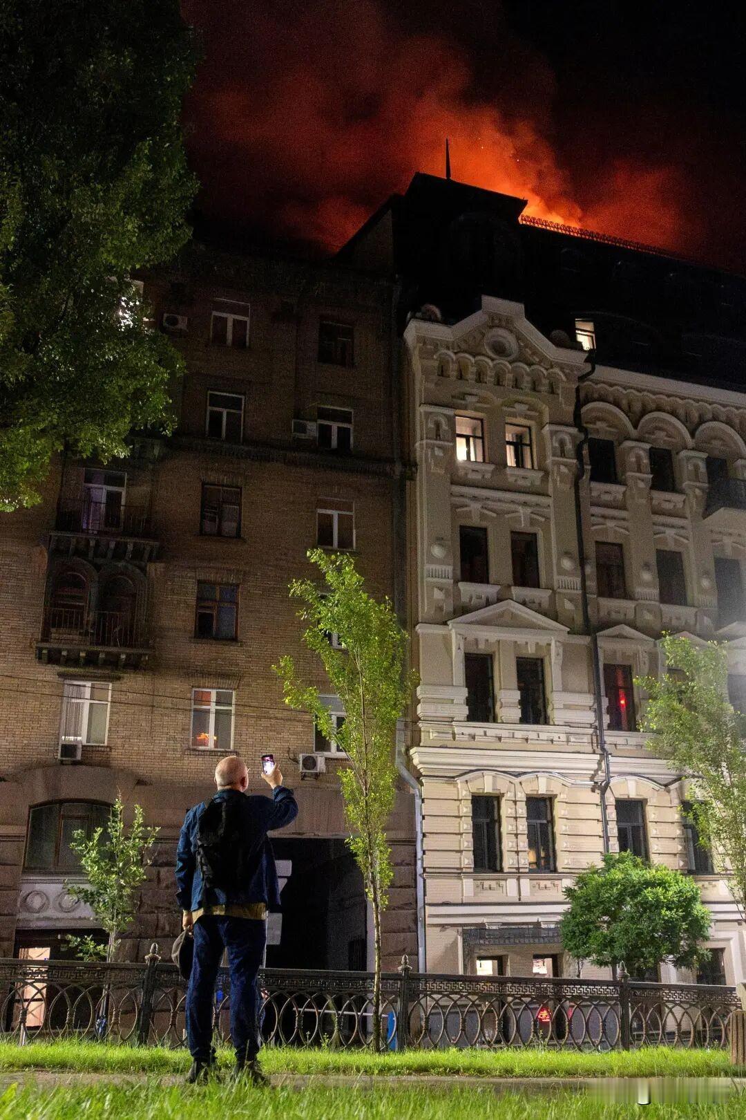 深夜连环爆炸！俄军空袭基辅，俄乌腹地互攻彻底打疯了。7月1日深夜，乌克兰首都
