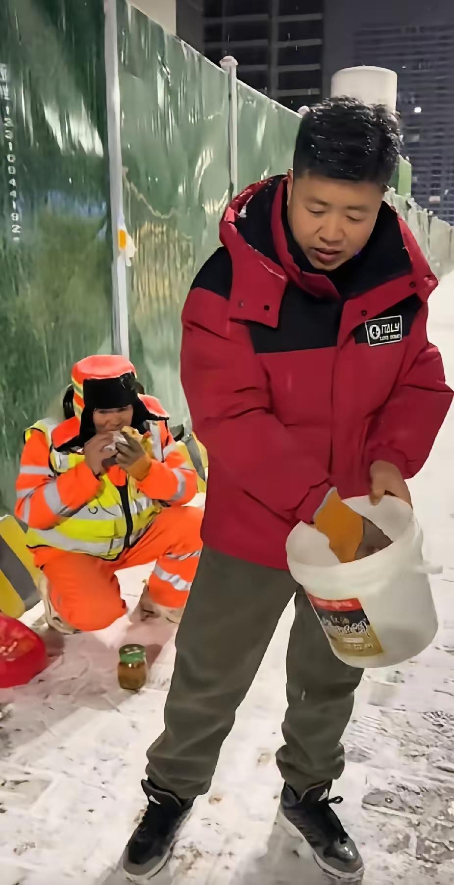 已快深夜12点了，儿子在风雪中找到环卫工父亲干活的路段时，父亲的一句话，却让儿子