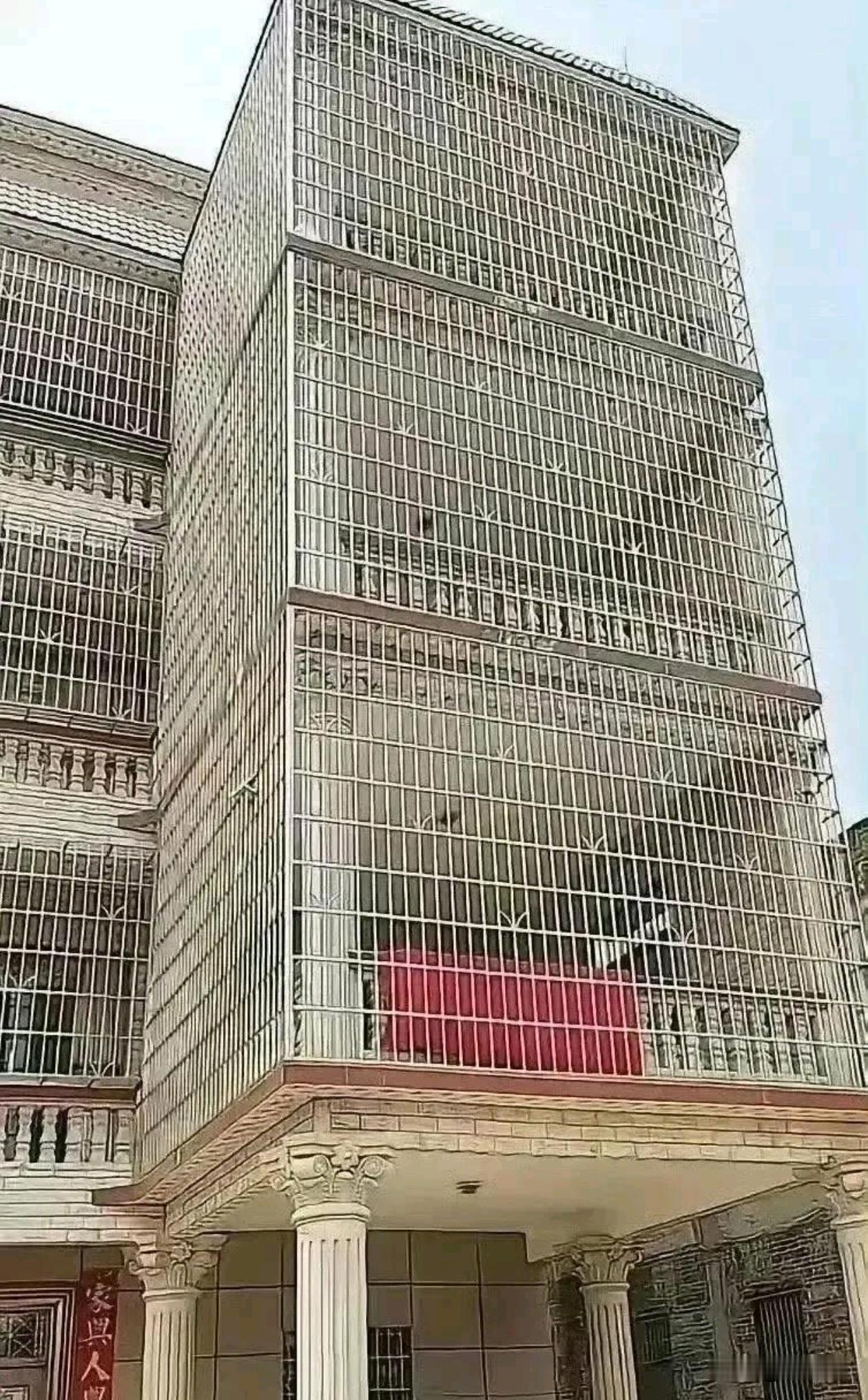 这防盗网安的，一定是个大户人家