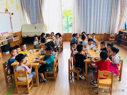 孩子上幼儿园了，要问孩子这些问题，才知道幼儿园到底怎么样！刚开始我也怕老师打她