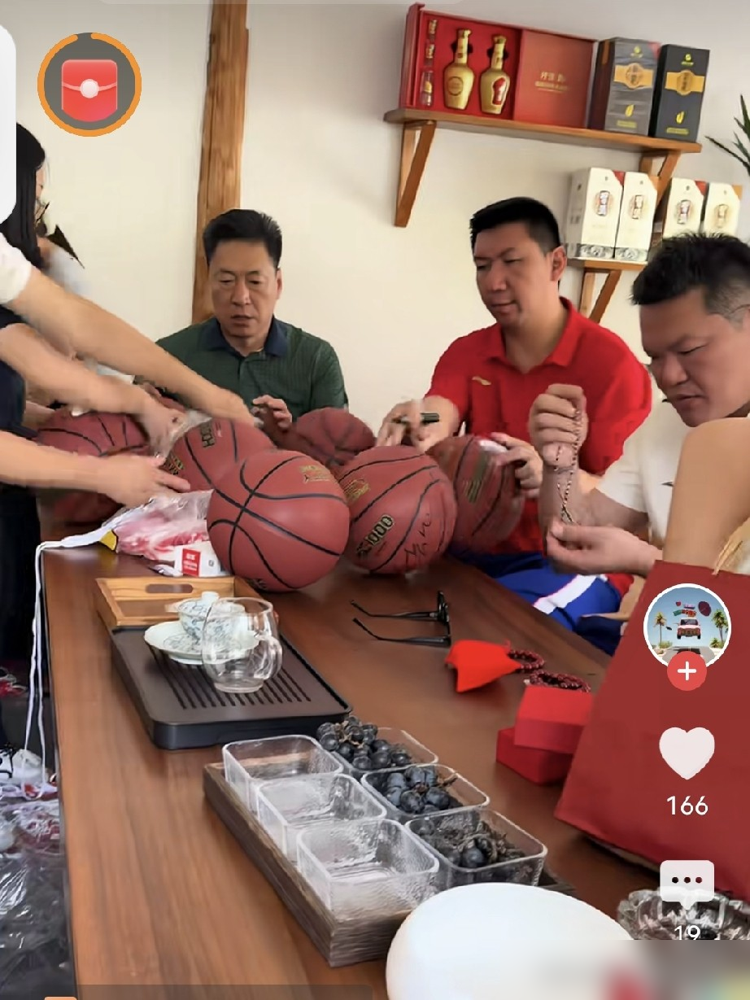 李春江下场怒批朱芳雨软，师徒俩场下状态对比太扎心了！近日，李春江和朱芳雨师徒俩难得同框，去贵州跑了一