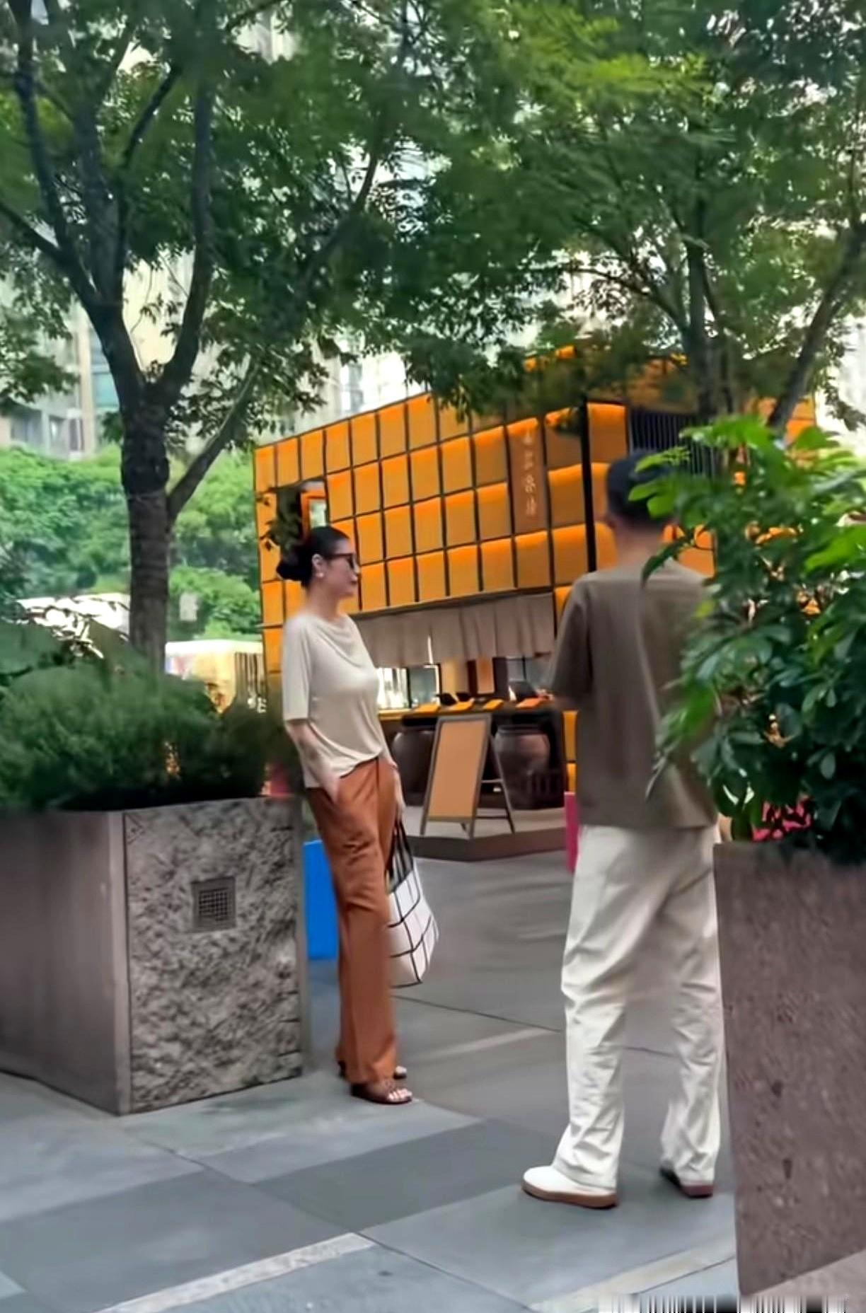 网友在街上偶遇葛荟婕，第一眼就被惊到了：个子高，状态也挺亮眼，确实挺抢镜。说白