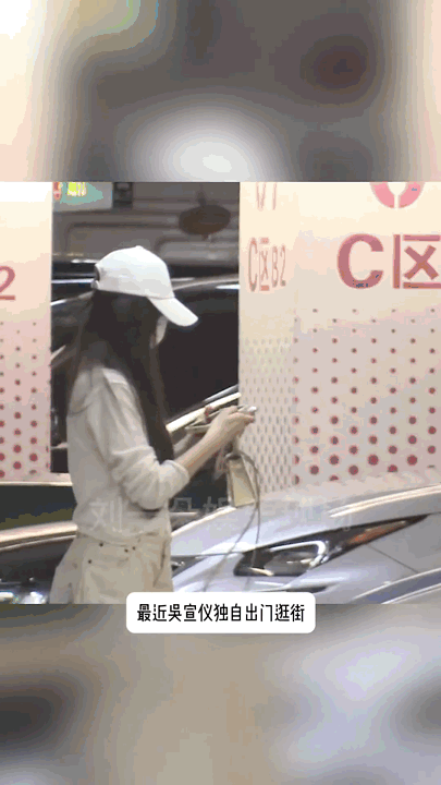 吴宣仪边驾车边玩手机曝吴宣仪边驾车边玩手机刘大锤的镜头下，这个细节真的很危险，