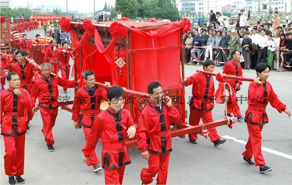 车厢地板出现鲜艳的“迎亲队伍”, 宁波地铁广告被指诡异吓人