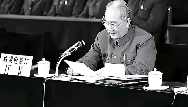 原最高检检察长黄火青，战争年代曾是开国少将丁盛的老上司。80年代初对于“两案”的