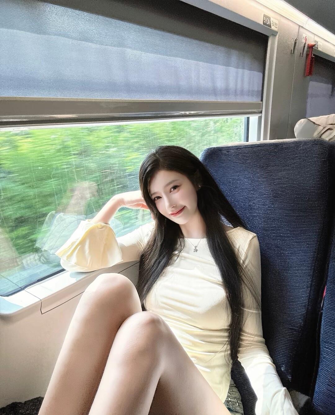 窗外的风景与你的微笑，是旅途最美的风景。