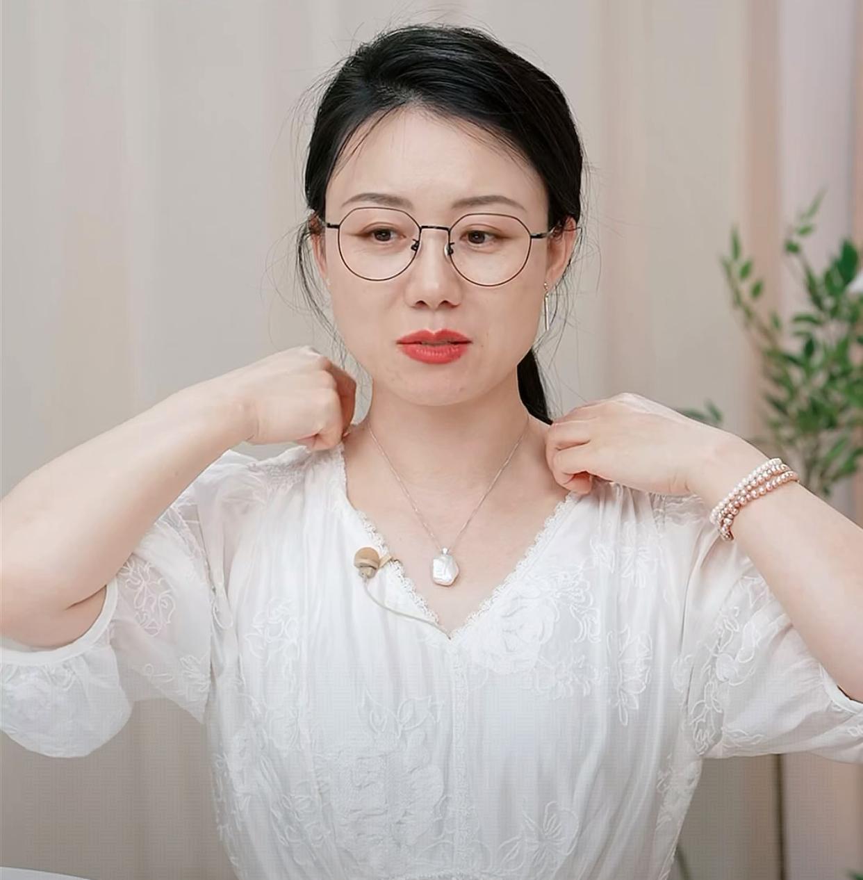 真是孤陋寡闻了第一次见这种形状的珍珠项链潇潇展示的时候还在犹豫这圆不圆、方