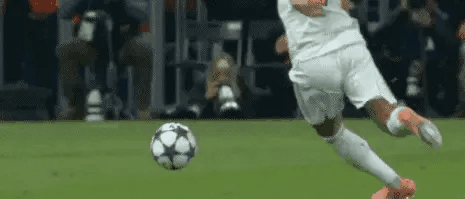 阿什拉夫遭报应了吧？一报还一报，自己先粗爆犯规，对手肯定不会让你好过。穆西亚拉在