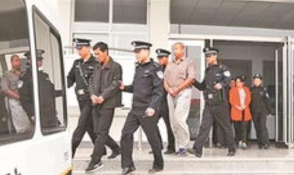 最牛逃犯！1985年，黑龙江警方押送一名诈骗犯去医院看病，没想到他趁大家不注意成