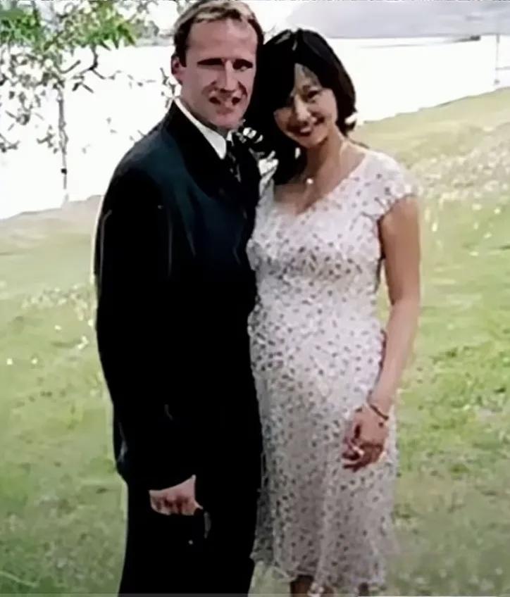 照片里那位美国人做了一件引人关注的事，新闻标题一刷出来，评论区密密麻麻全是在聊这