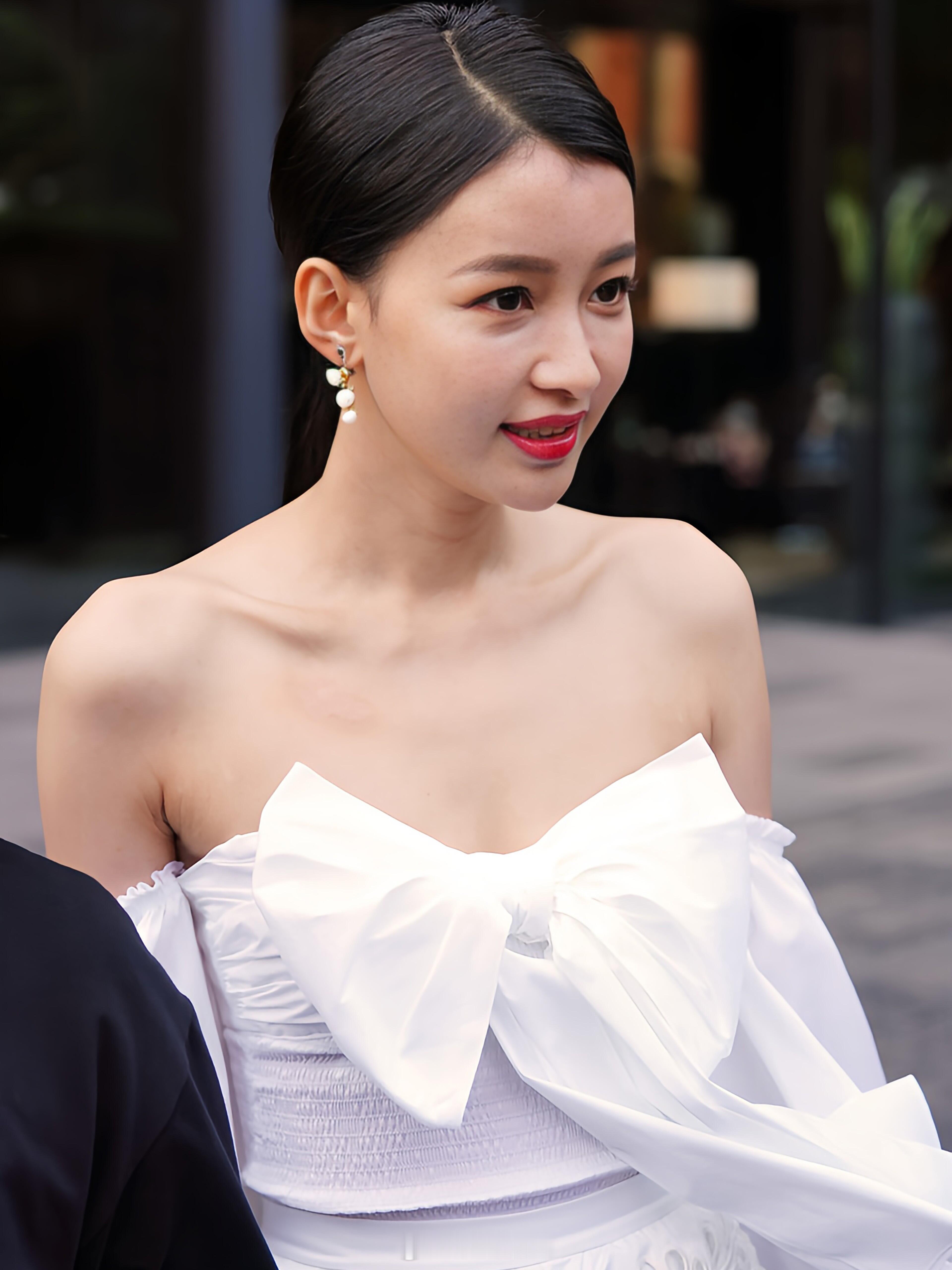 孙怡白色露肩上衣搭配短裤，秀细长美腿​​​