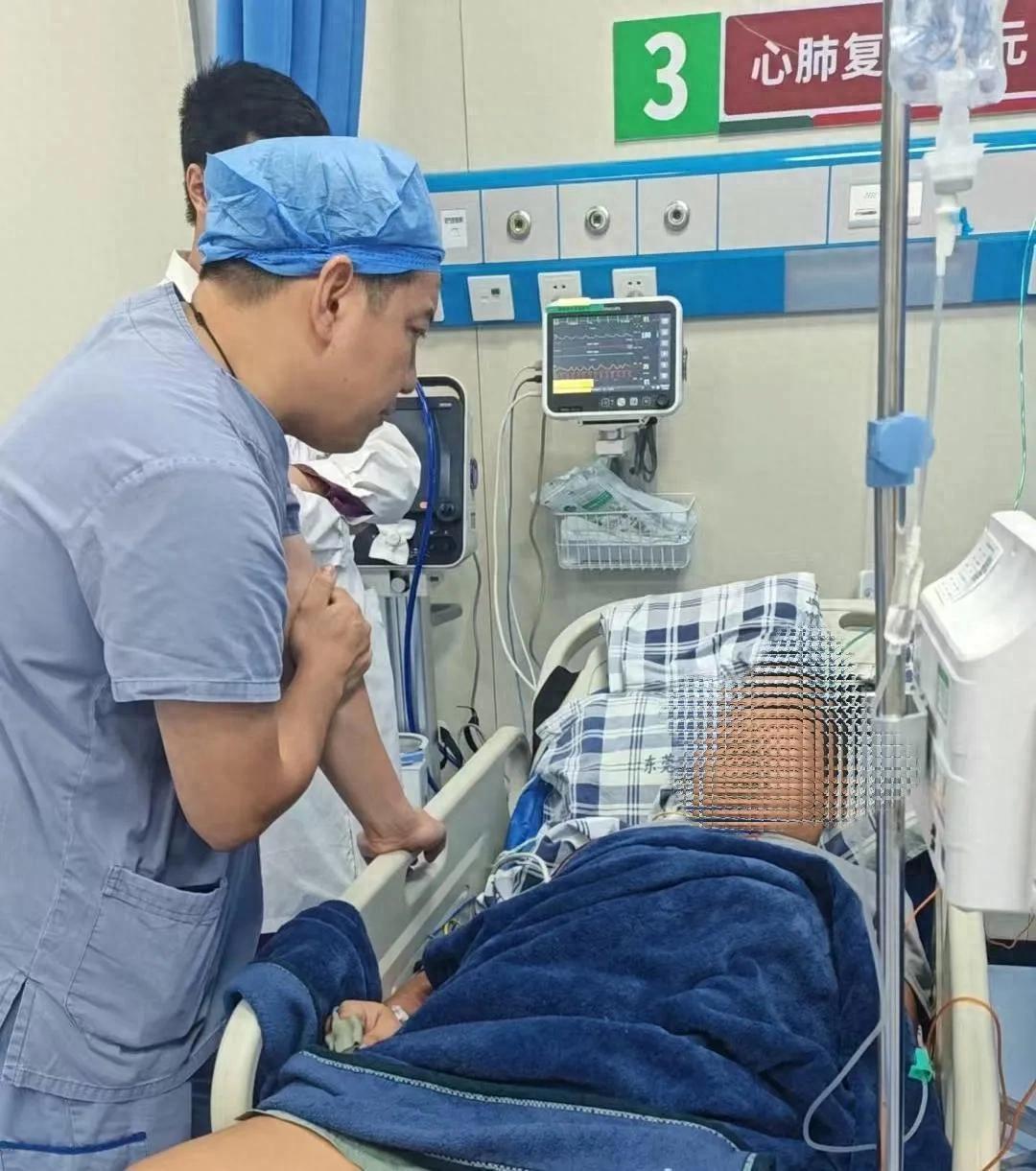 “死就死吧，不治了，我要回老家”“没钱我出”这段医生和病人的对话发生在广东东莞谢