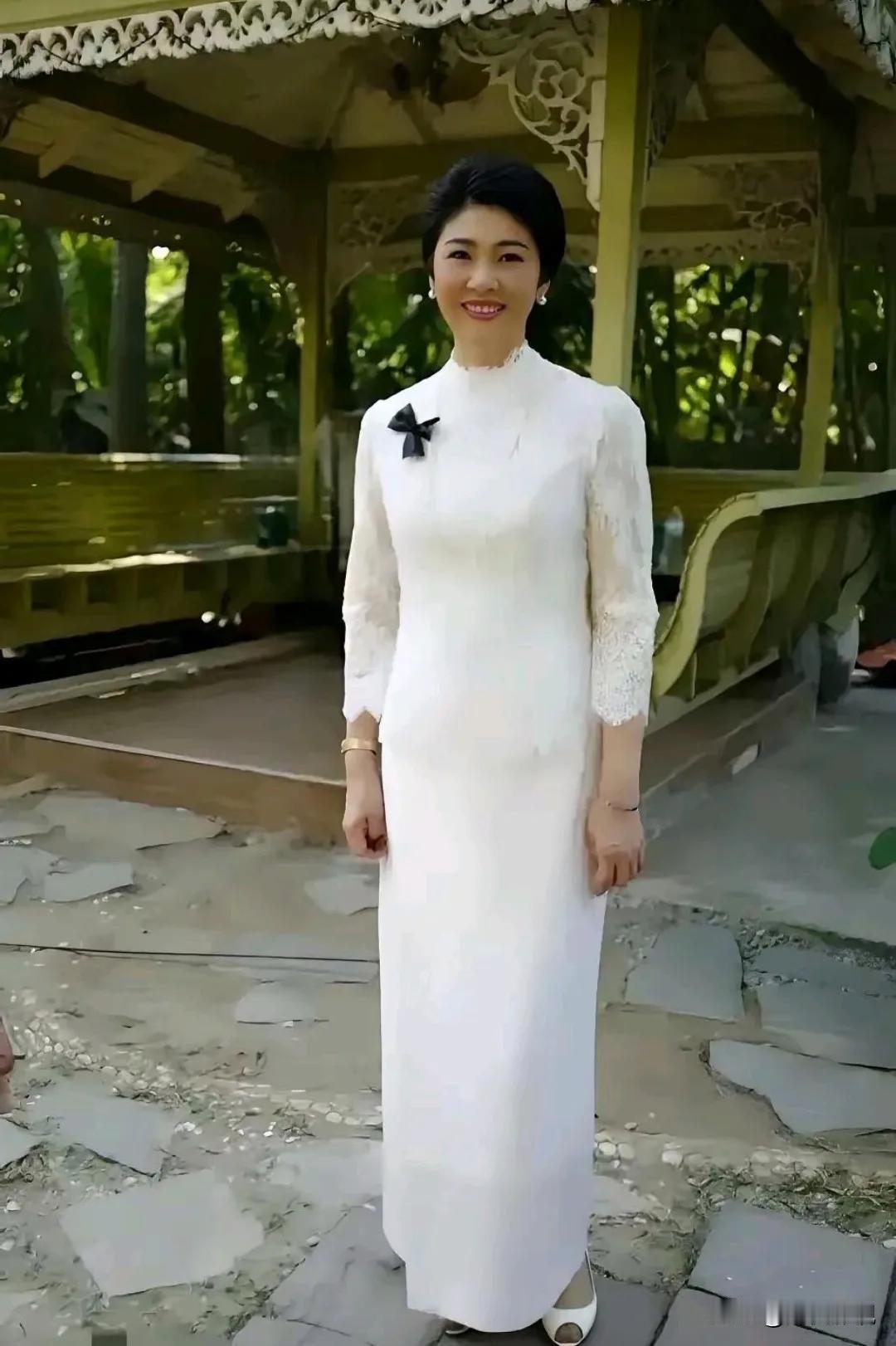 英拉以其简约的穿搭和淡妆，展现出温柔似水的气质。她的颜值和优雅举止让她成为亚洲顶