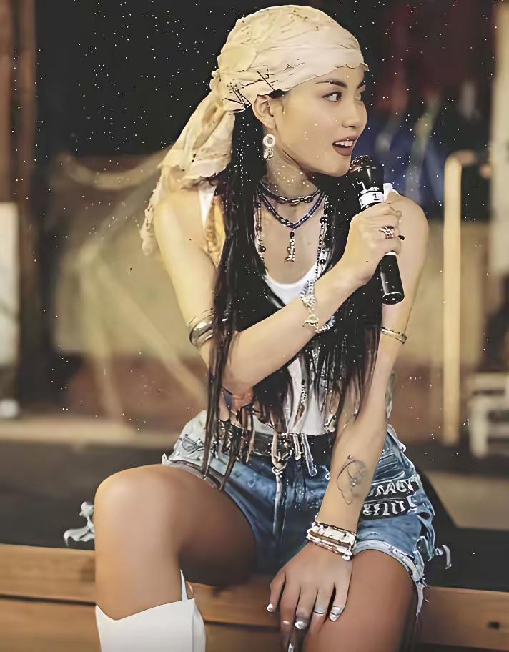 人还是要有点信仰的！王菲早期照片，看起来很抓眼球，很多人说那就是潮，实际上是一