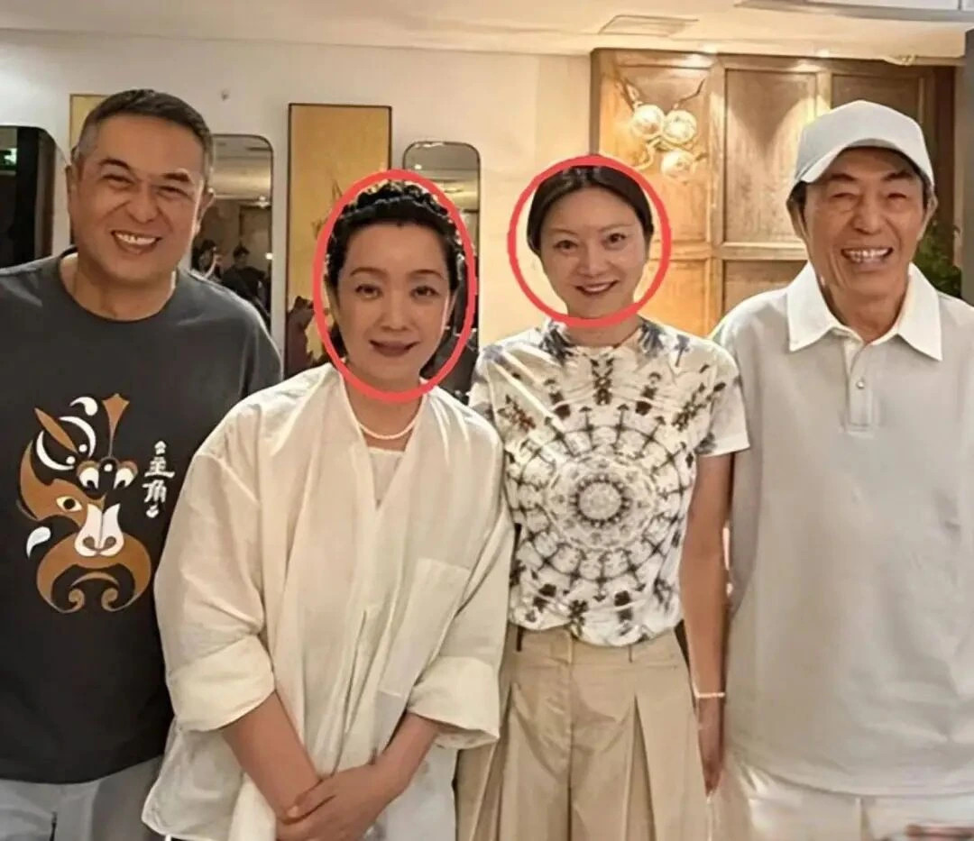 《主角》庆功宴实拍：张艺谋低调随和，陈婷穿搭自成一派，孙浩发型惊艳出圈