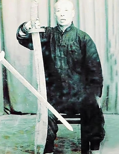 1944年，日军抓来34个女子，让一个77岁的病老汉看守，老汉点头答应，突然，趁