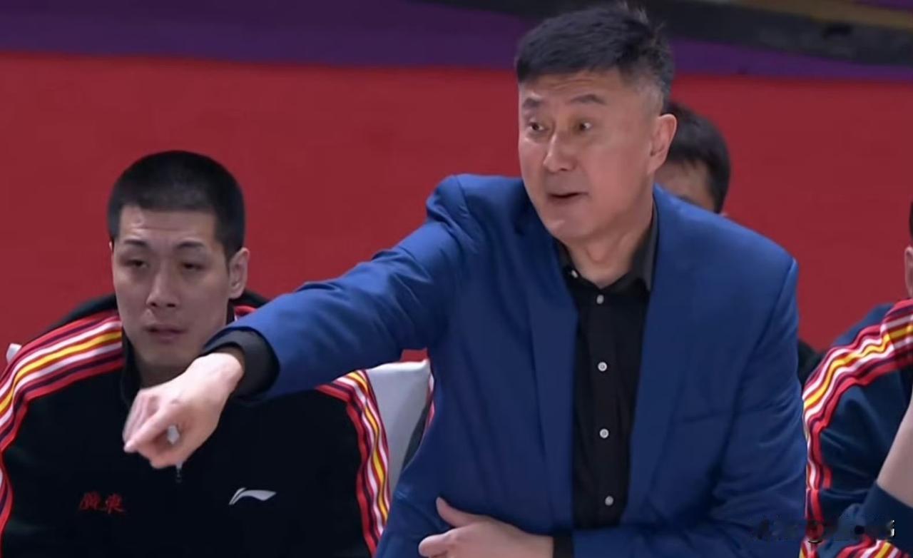 杜锋谈年轻球员：“陈家政，王洪泽都是第一年打CBA。”“有起伏很正常。”