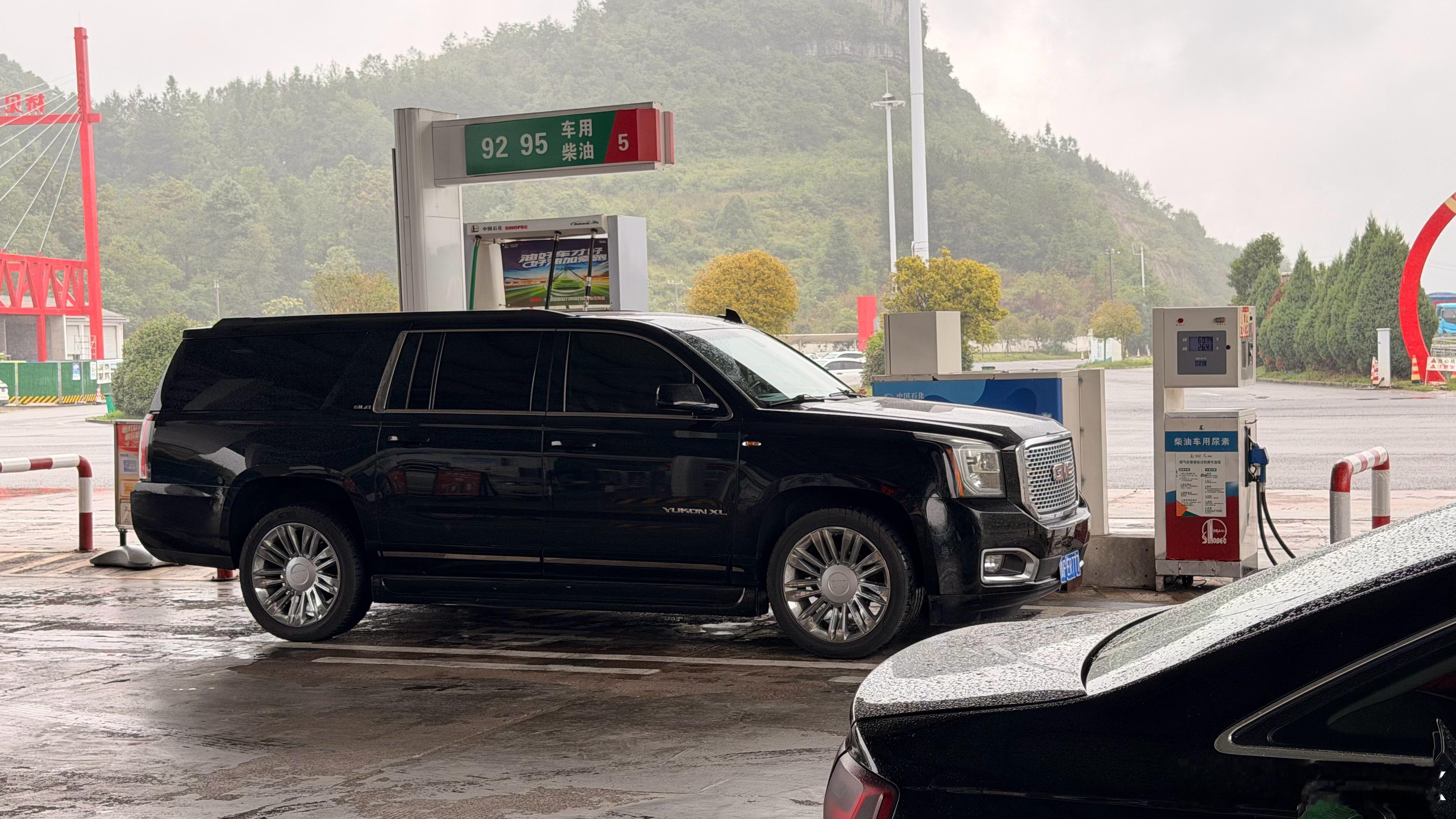 我喜欢全尺寸SUV的源头是Suburban哪怕是套壳造的凯迪拉克、GMC版本都很正但我最喜欢是雪佛兰