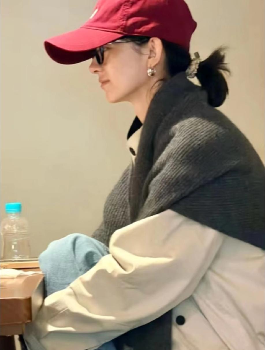 哇塞，这可是新鲜的赵丽颖呀！今天有人在上海的一个咖啡馆偶遇到她，不得不说这姐妹真